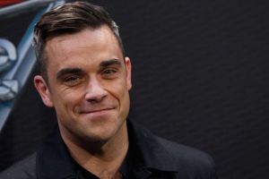 Robbie Williams afronta con dignidad que la calvicie le está ganando la batalla