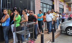 ¿Por qué hay que hacer tantas colas en Venezuela?
