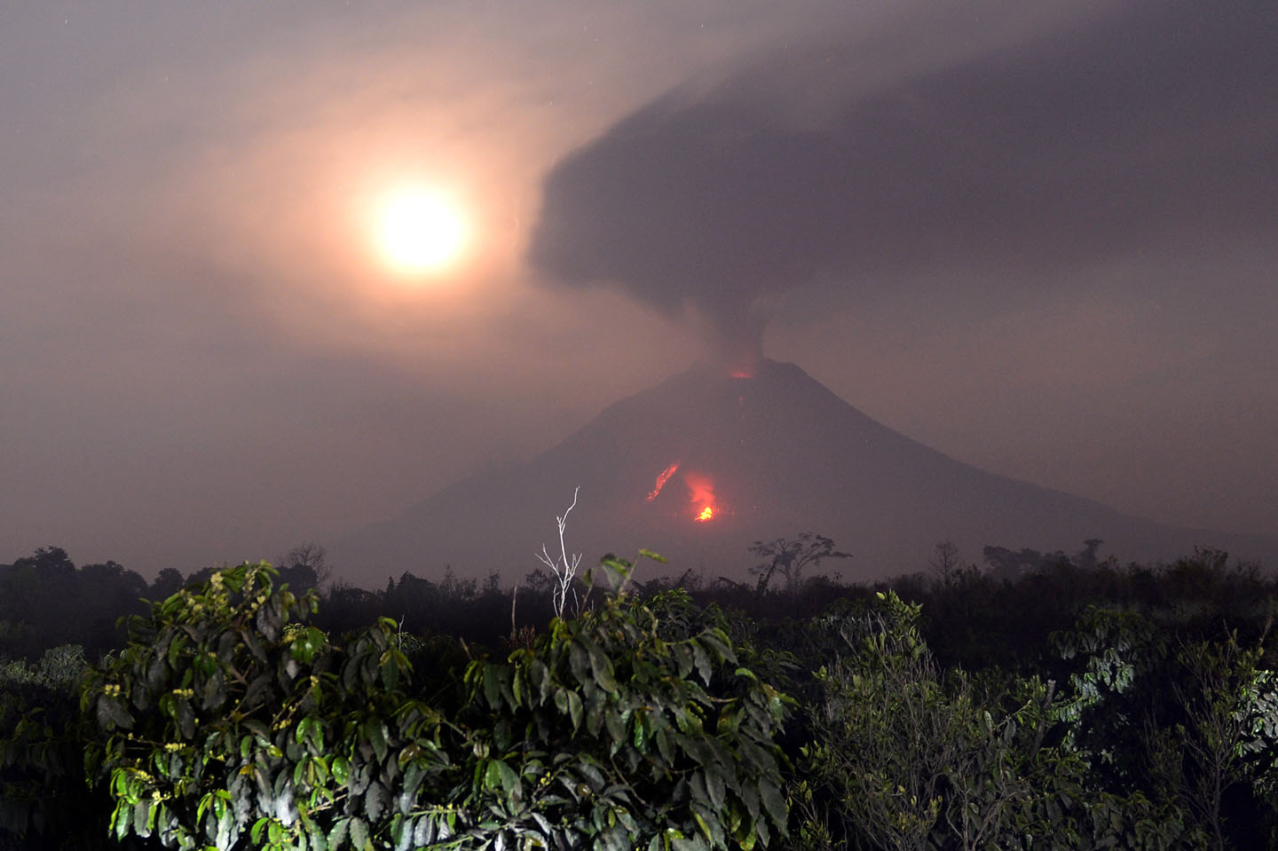 Al menos 15 muertos en Indonesia tras la erupción del volcán Sinabung (impactantes imágenes)