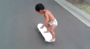 Tiene dos años y ya es todo un experto de skateboarding (Video)