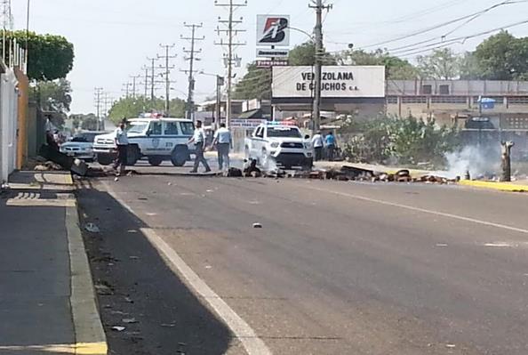 Policía y Guardia Nacional retiran barricadas en isla Dorada y Los Olivos