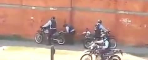 IMPERDONABLE: Policía de Aragua acorrala y golpea a pareja de viejitos (VIDEOS)