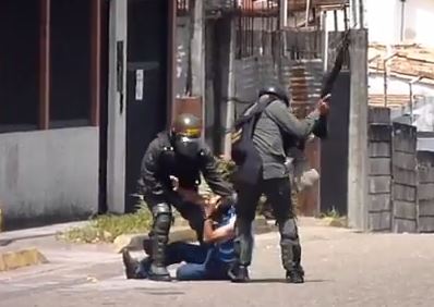 ¡Valientes!… tétrico momento cuando la GN arremete contra otro venezolano