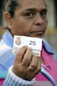 Largas colas para comprar comida en San Cristóbal y con número en mano (Fotos)