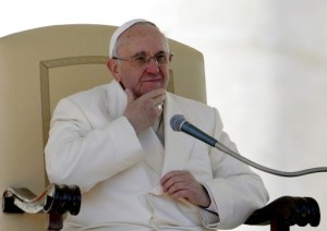 El papa desveló que lleva siempre consigo la cruz que robó a un sacerdote