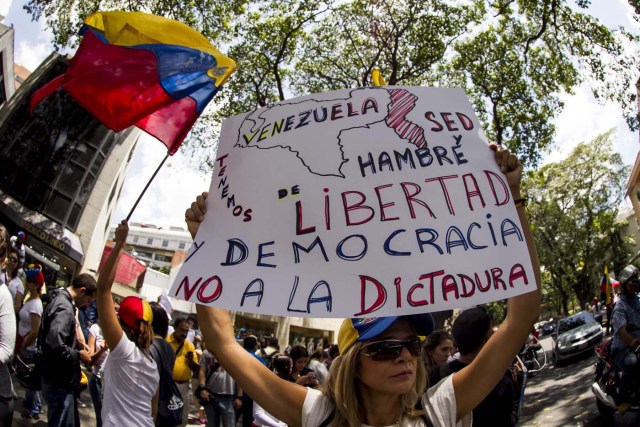 OPOSITORES AL GOBIERNO VENEZOLANO SE MANIFIESTAN FRENTE A LA SEDE DE LA OEA