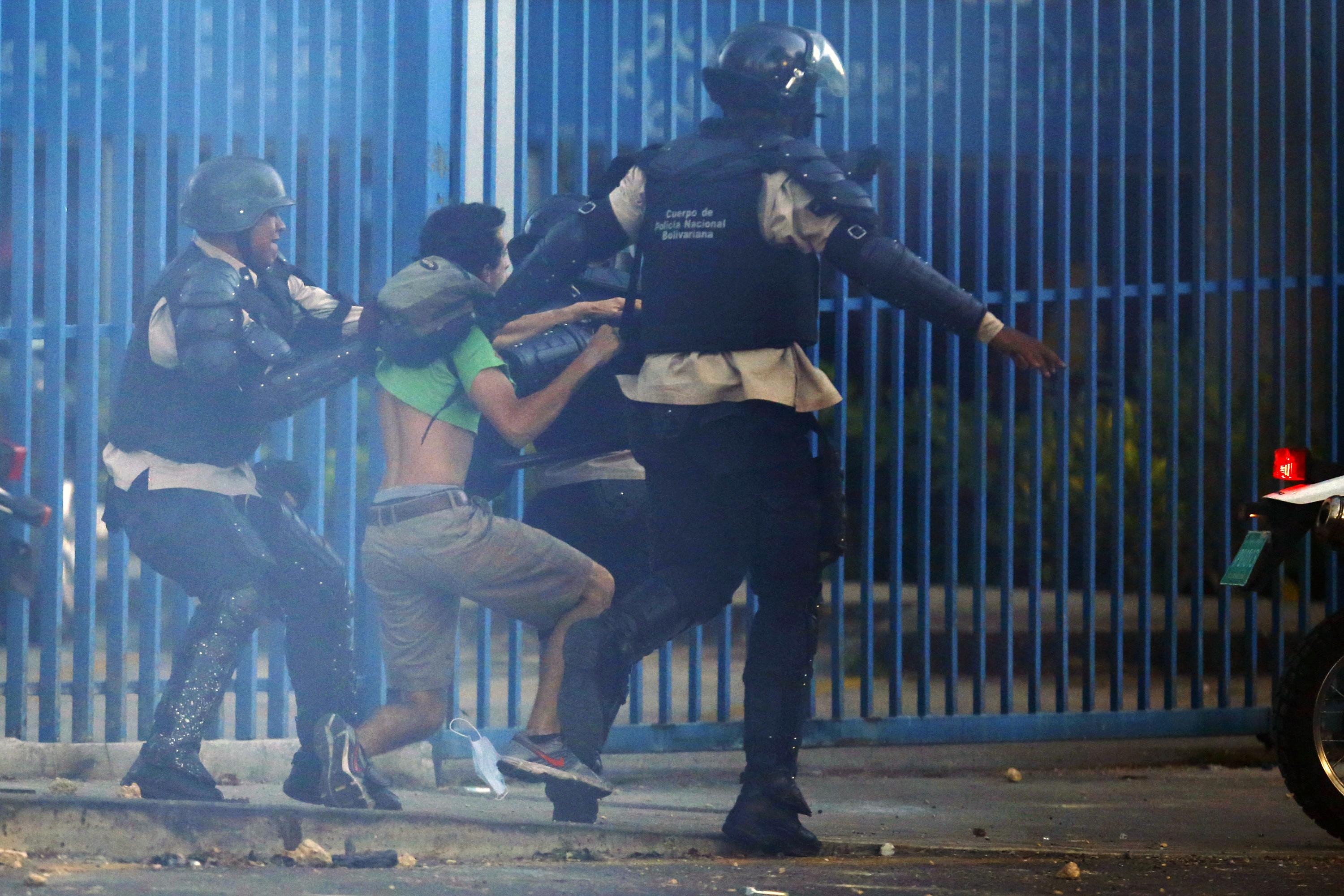GNB “peina” edificios en Altamira… noche de represión en la zona