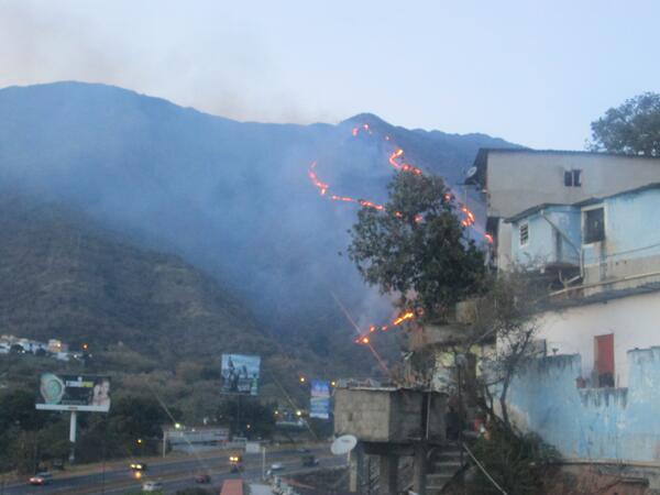 Incendio en el Ávila afectó servicio eléctrico en algunas zonas de Caracas (Video)