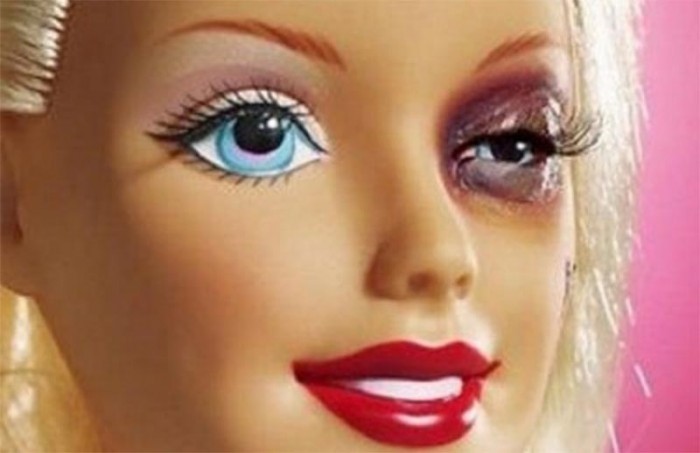 Barbie se convierte en víctima de la violencia doméstica (Fotos)