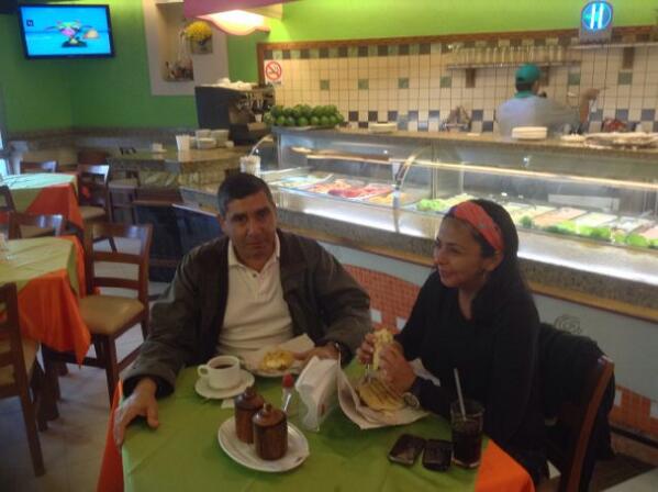 Después de militarizar Altamira, Rodríguez Torres disfruta de una buena arepa (Foto)