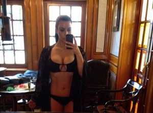 Kim Kardashian muestra su figura en un sexy bikini negro (Fotos)