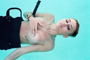 El topless, tapadito pero revelador, que no habías visto de Miley Cyrus