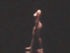 Se ve casi nada… ¡pero es Scarlett Johansson desnuda!
