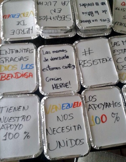 Madres entregan comida con mensajes para los estudiantes (Foto)
