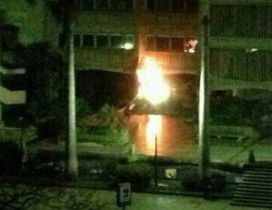 Policías de Aragua encapuchados e incendio en sede de la Alcaldía de Girardot
