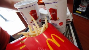 Demandan a cadena de comida rápida por no dejar comer a sus empleados