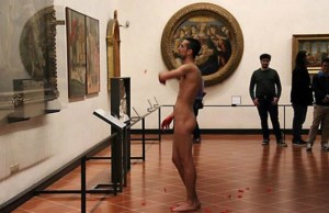 En pleno museo, se desnudó frente a un cuadro (Foto)