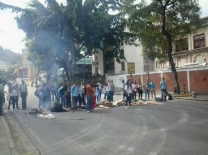 Estudiantes trancan principal de Las Mercedes (Fotos)
