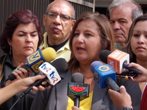 Exigen a la Contraloría investigar convenio Cuba-Venezuela en materia de medicamentos