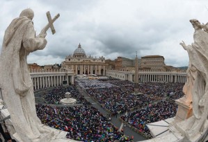 Cientos de miles de fieles siguieron la canonización de Juan Pablo II y Juan XXIII
