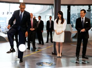 Obama juega fútbol con un robot japonés (Fotos)