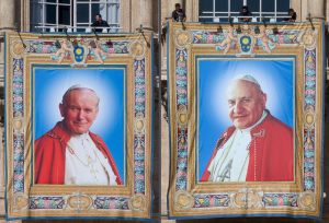 Juan Pablo II y Juan XXIII serán canonizados ante un millón de fieles