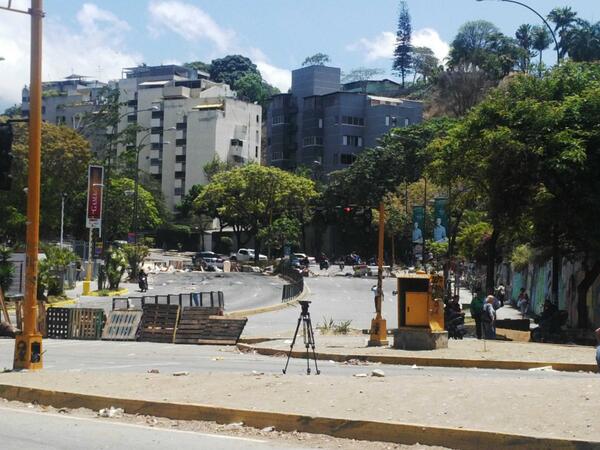 Barricadas entre Santa Sofía y Plaza las Américas este #7A (Fotos)