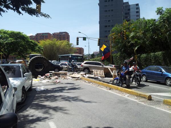 Barricadas provocaron cierre del acceso El Hatillo-La Tahona (Foto)