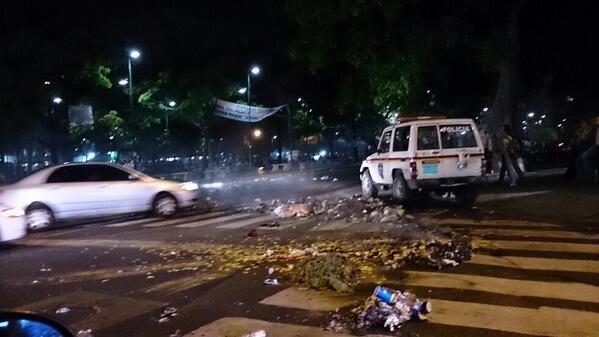 Barricadas en Plaza Altamira; efectivos policiales en la zona (Fotos)