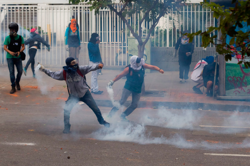 Caracas pasó el Jueves Santo entre protestas y viacrucis