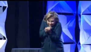 Hillary Clinton esquiva un zapatazo en pleno escenario (Video)