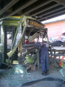 Choque de Metrobús contra defensa dejó 14 lesionados en Las Mercedes (Fotos)