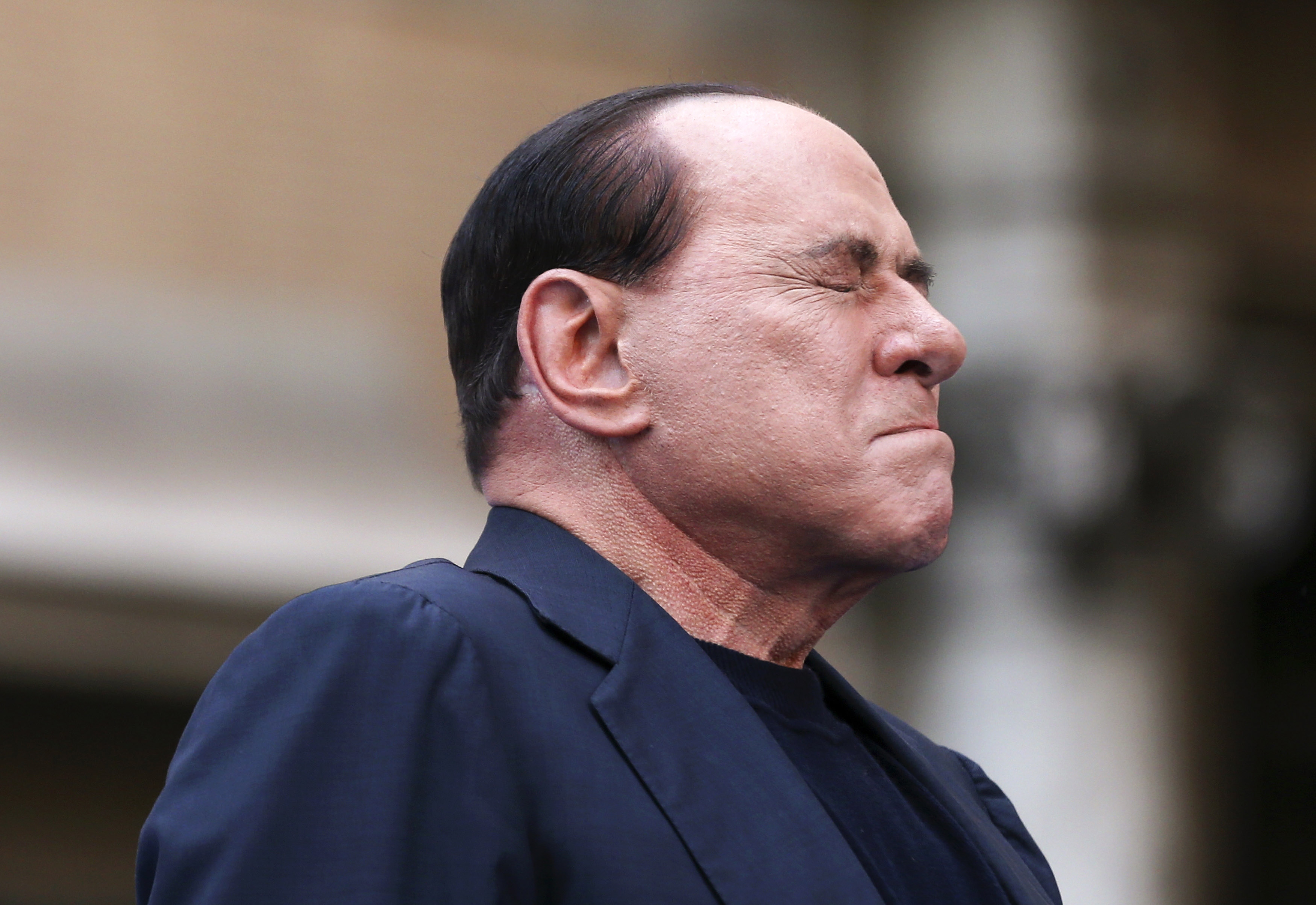 Berlusconi mantuvo económicamente a mujeres de sus fiestas, según medios