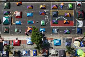 Jóvenes del campamento frente a la ONU inician huelga de hambre (Fotos)