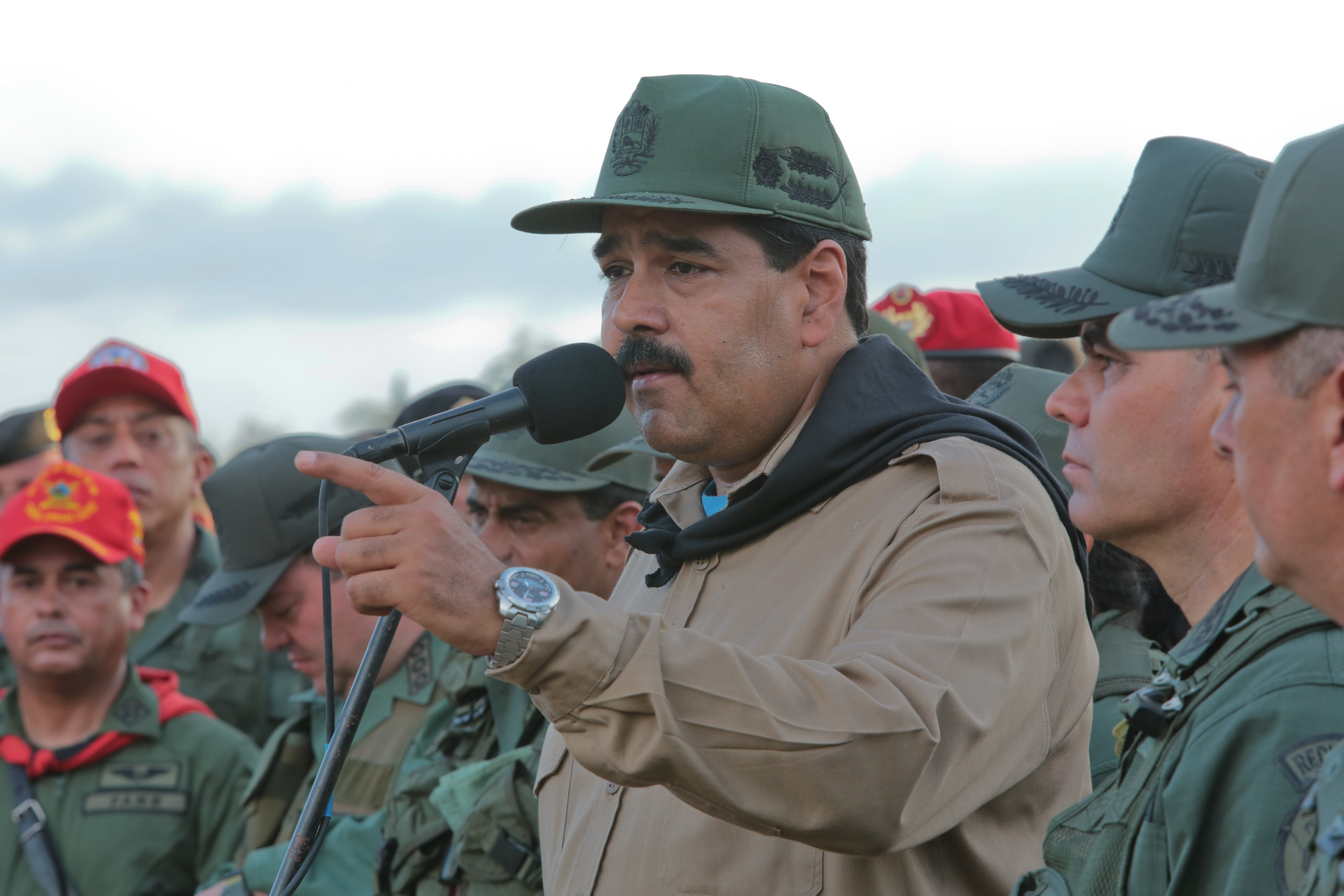 Impopular y sin soluciones en Venezuela, Maduro se refugia en los militares