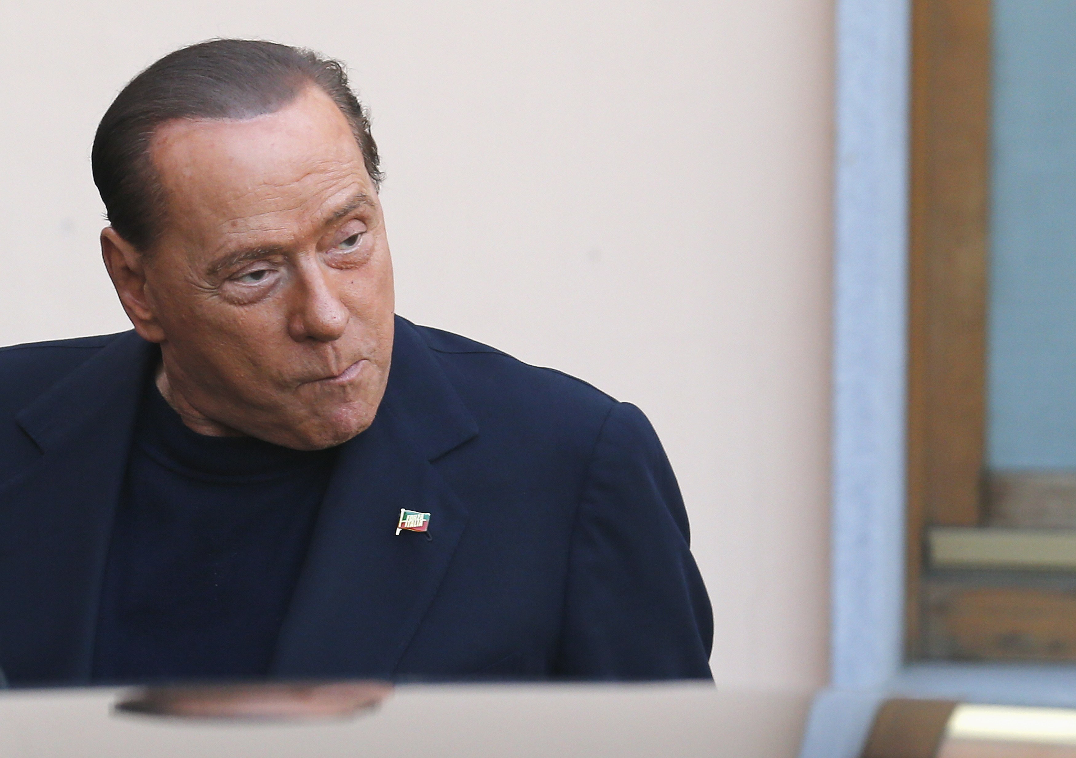 Berlusconi llega a hospital a cumplir condena y lo recibe sindicalista disfrazado de payaso
