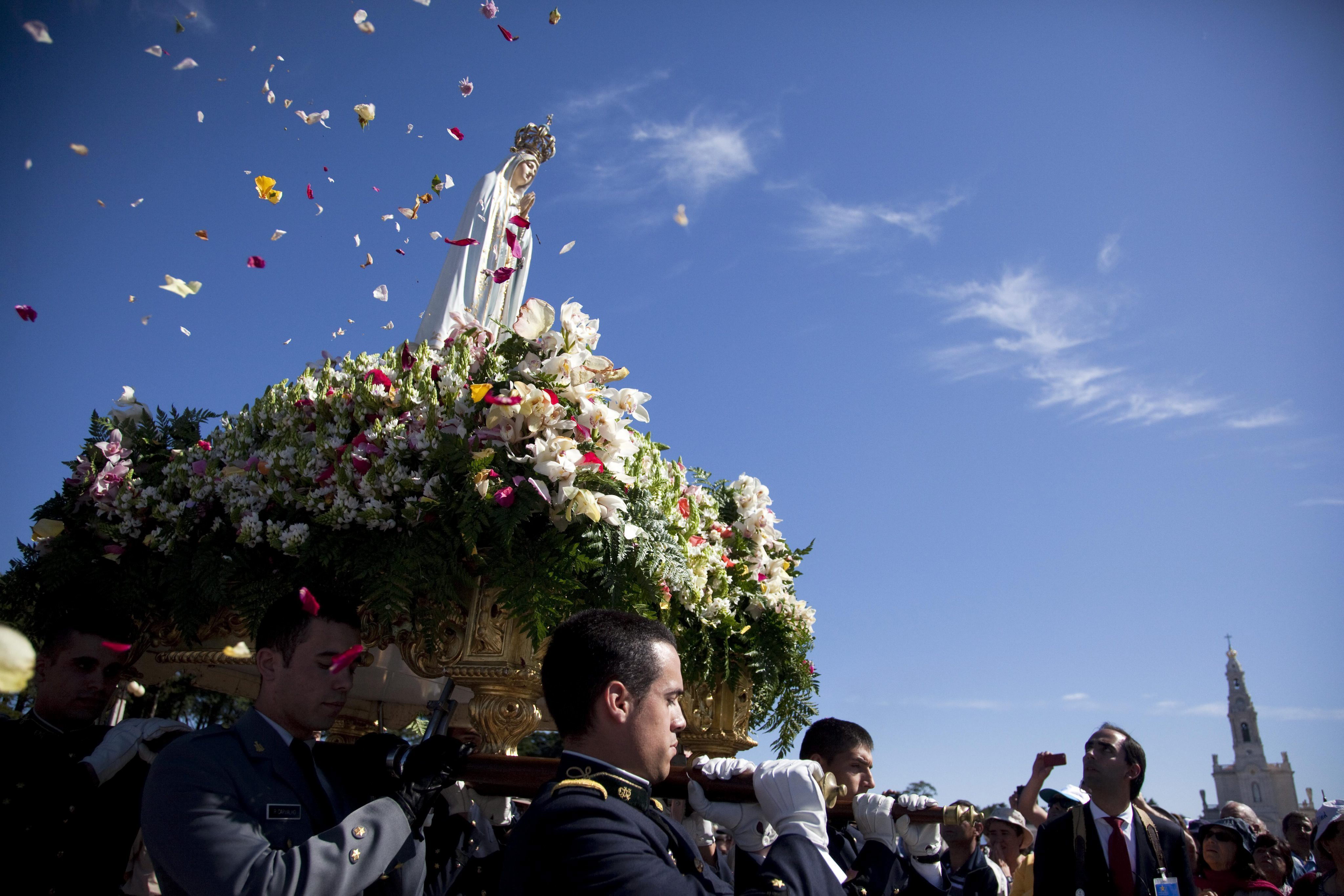 Unos 200 mil peregrinos rezan en santuario de la Virgen de Fátima (Fotos)