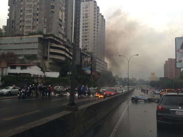 Reprimen con bombas lacrimógenas a manifestantes en la Prados del Este (Fotos)