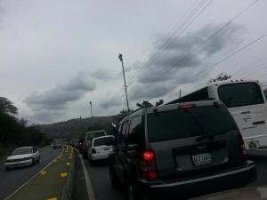 Se volcó un vehículo en la Caracas-La Guaira a la altura de Boquerón 2