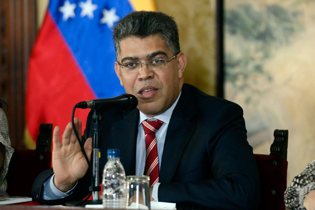 Jaua dice que en mesa de diálogo no se ha planteado salida electoral de Maduro