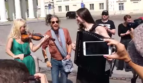 La peor versión de “Crazy”, de Aerosmith, por…¡Steven Tyler! (Video)