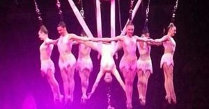 Nueve acróbatas caen sobre un bailarín en pleno espectáculo (Video)