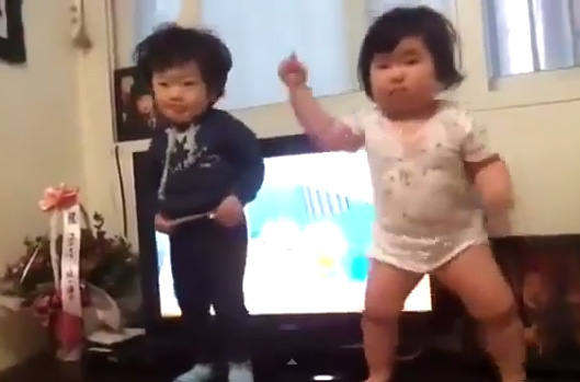 Baile de bebés coreanos causa furor en Internet (Video)
