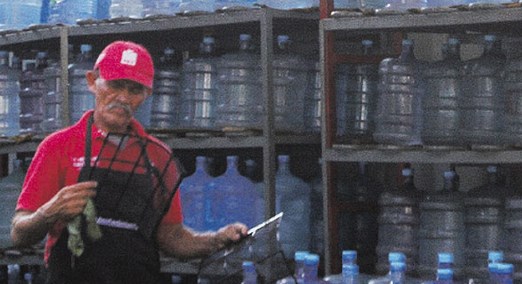 Embotelladoras de agua advierten posible cese de sus operaciones