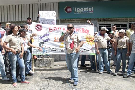 Trabajadores de Ipostel paralizan actividades y piden al Gobierno intervenir
