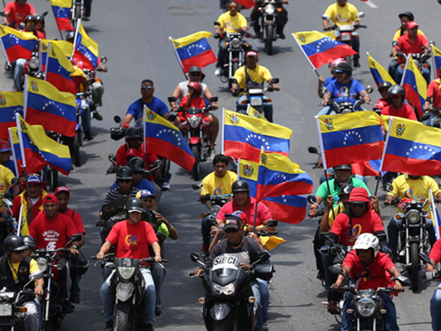 Así fue la “mega marcha” de los motorizados rojos rojitos (Fotos)