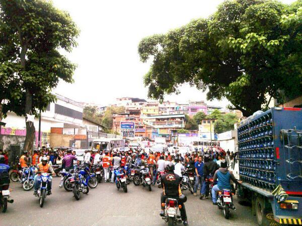 Motorizados cierran vía hacia El Llanito por protesta contra la inseguridad (Fotos)