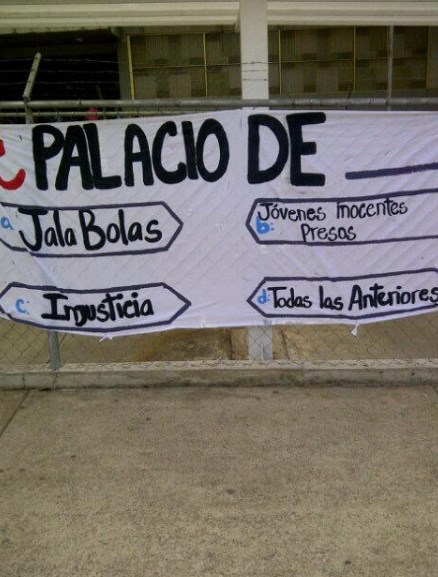 Pancarta: ¡Adivina!…¿El Palacio de Justicia es? #15M (Foto)