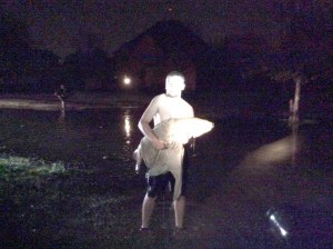 Joven de Ohio captura pez enorme en calle inundada
