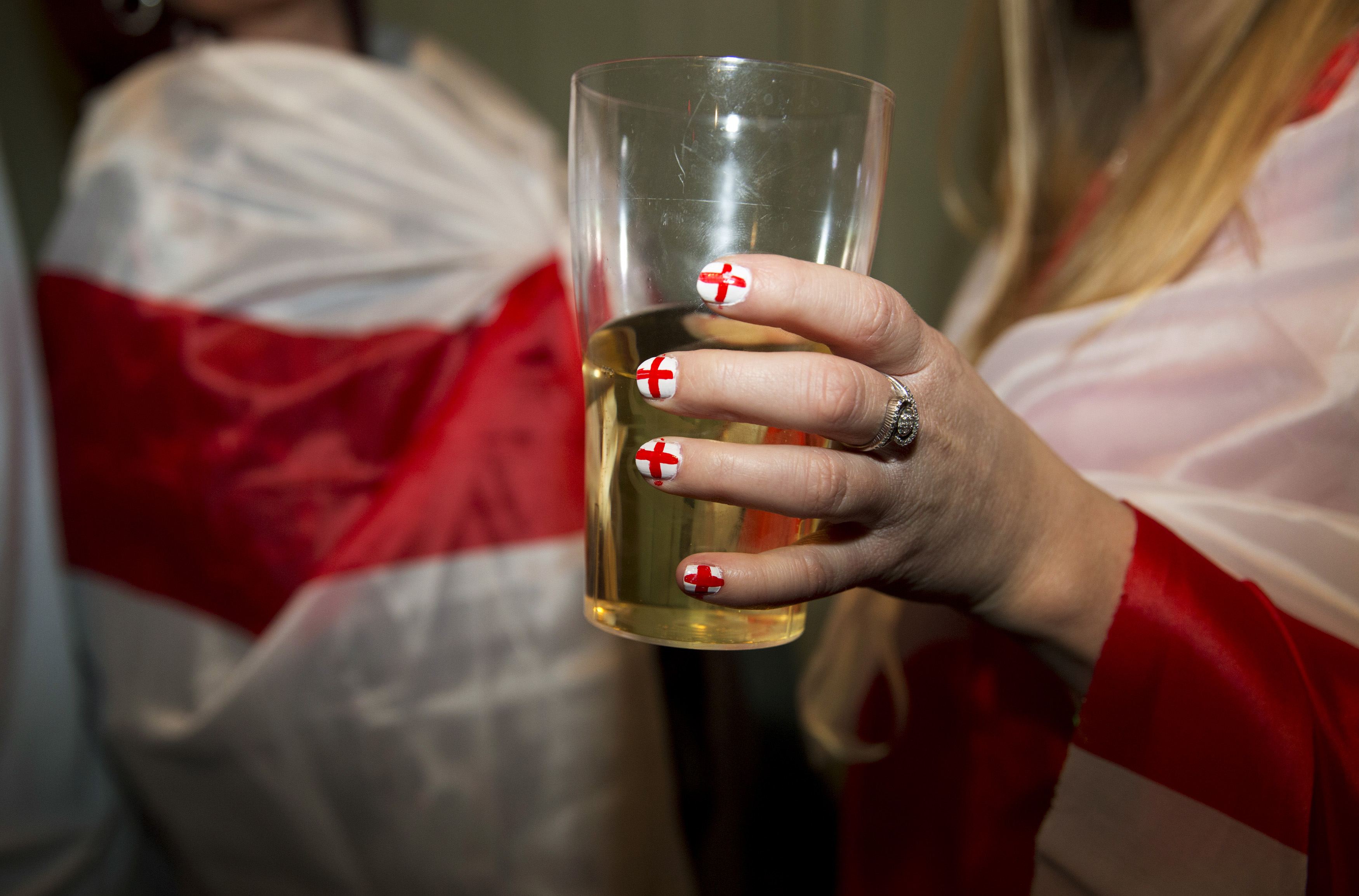 Esta fanática de Inglaterra se pintó las uñas de la bandera (Foto)